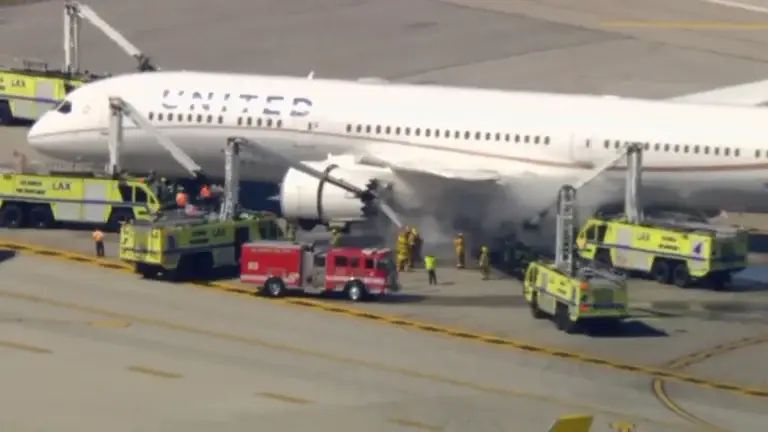 United Airlines Boeing 787 Declares Emergency, Returns to LAX
